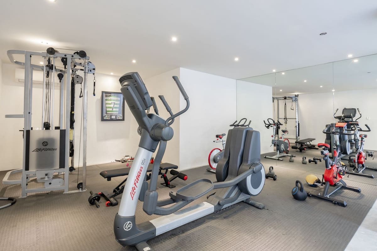 5 bedroom Villa for sale in Benahavis with pool garage - € 1,499,000 (Ref: 7090703)