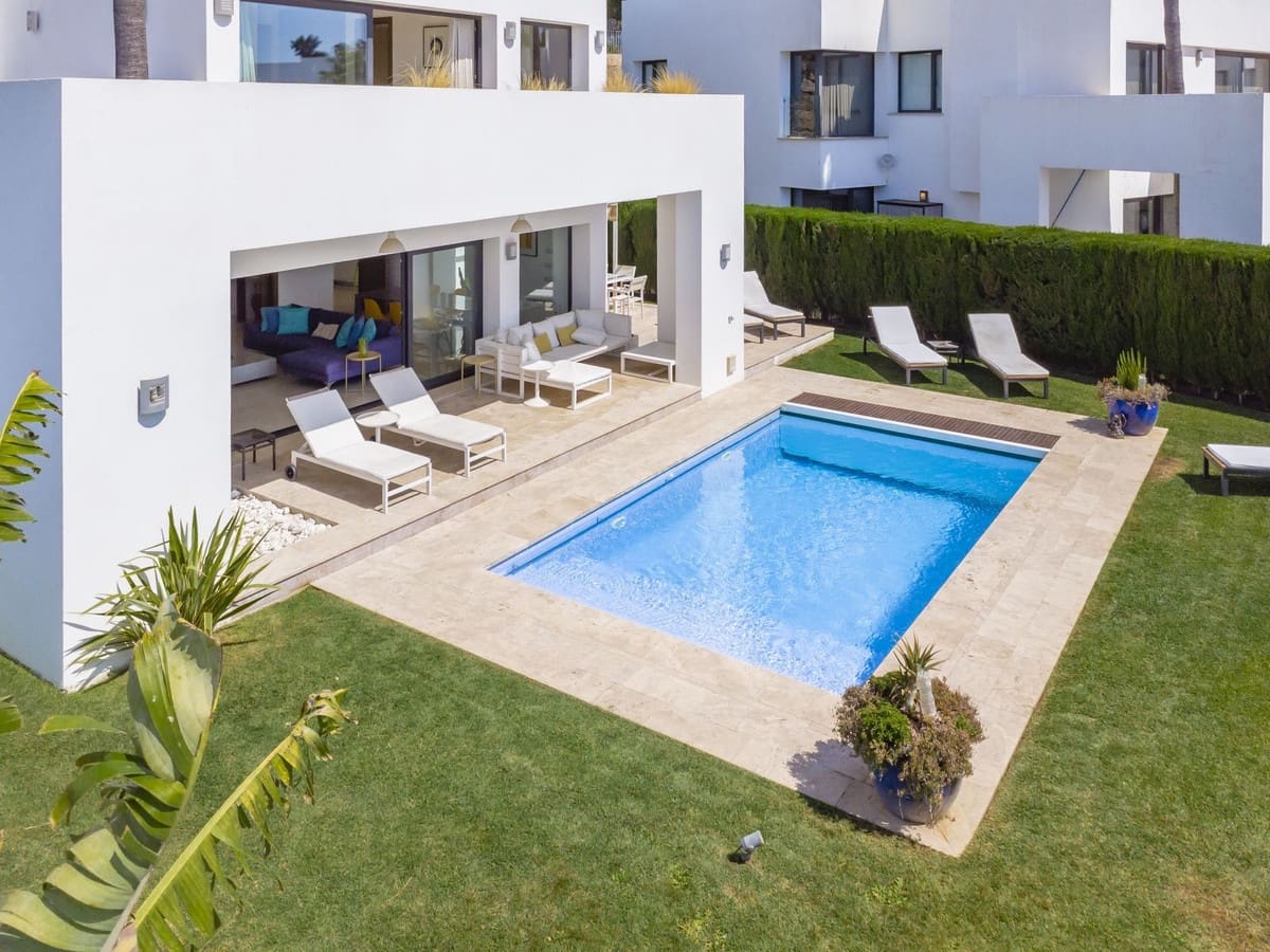 5 bedroom Villa for sale in Benahavis with pool garage - € 1,499,000 (Ref: 7090703)