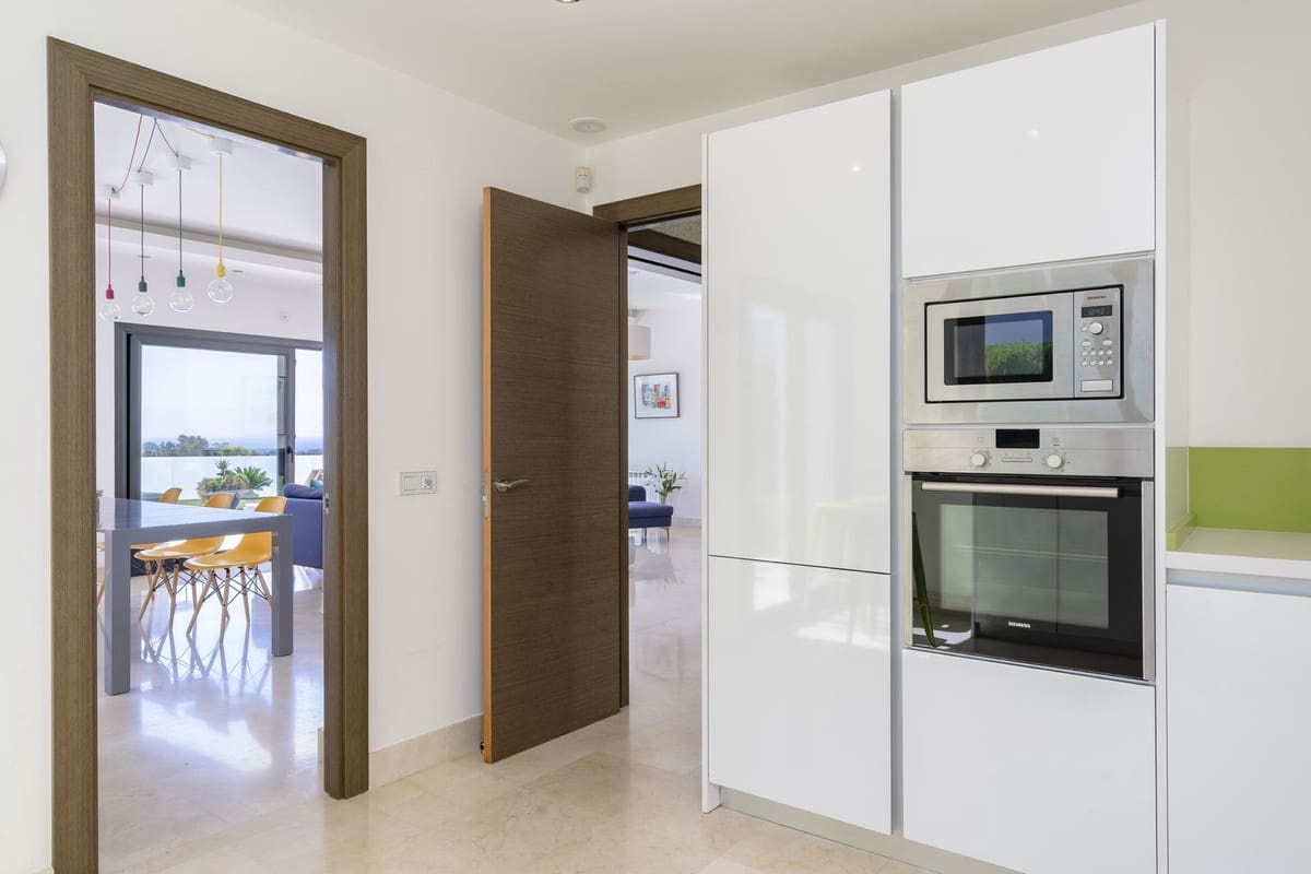 5 bedroom Villa for sale in Benahavis with pool garage - € 1,499,000 (Ref: 7090703)