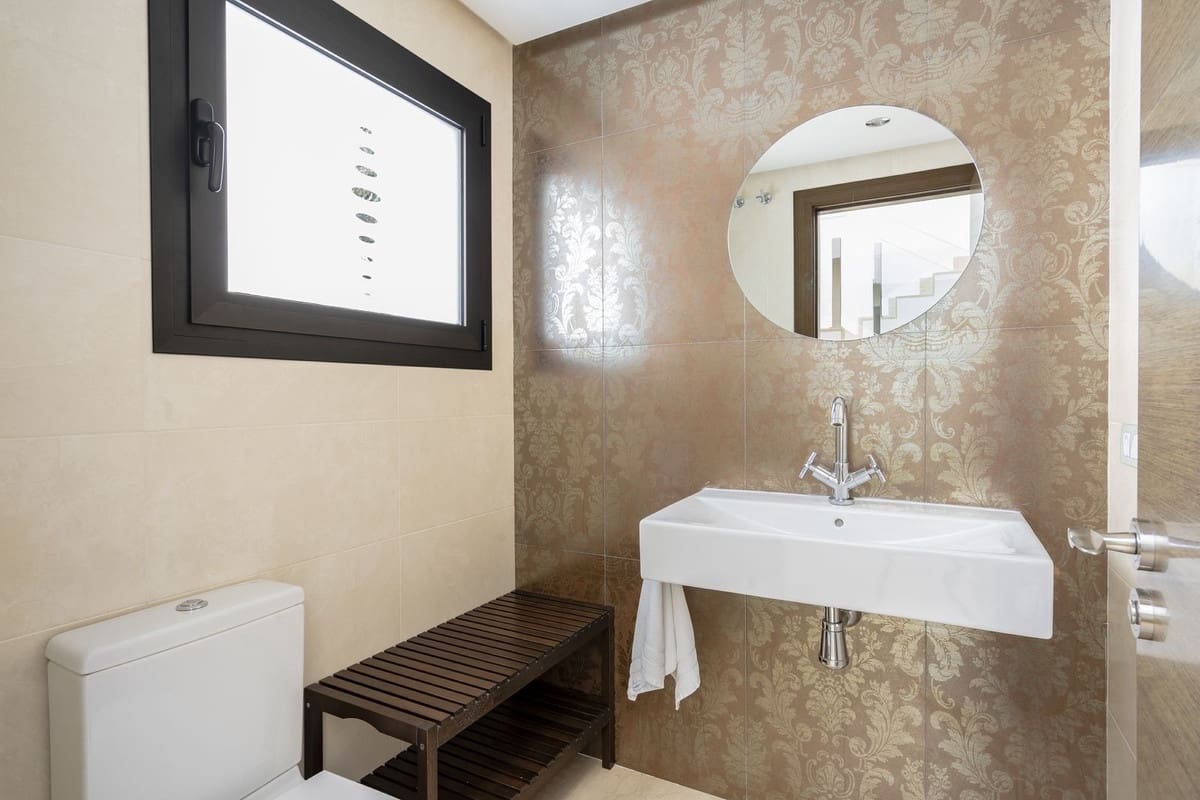 5 bedroom Villa for sale in Benahavis with pool garage - € 1,499,000 (Ref: 7090703)