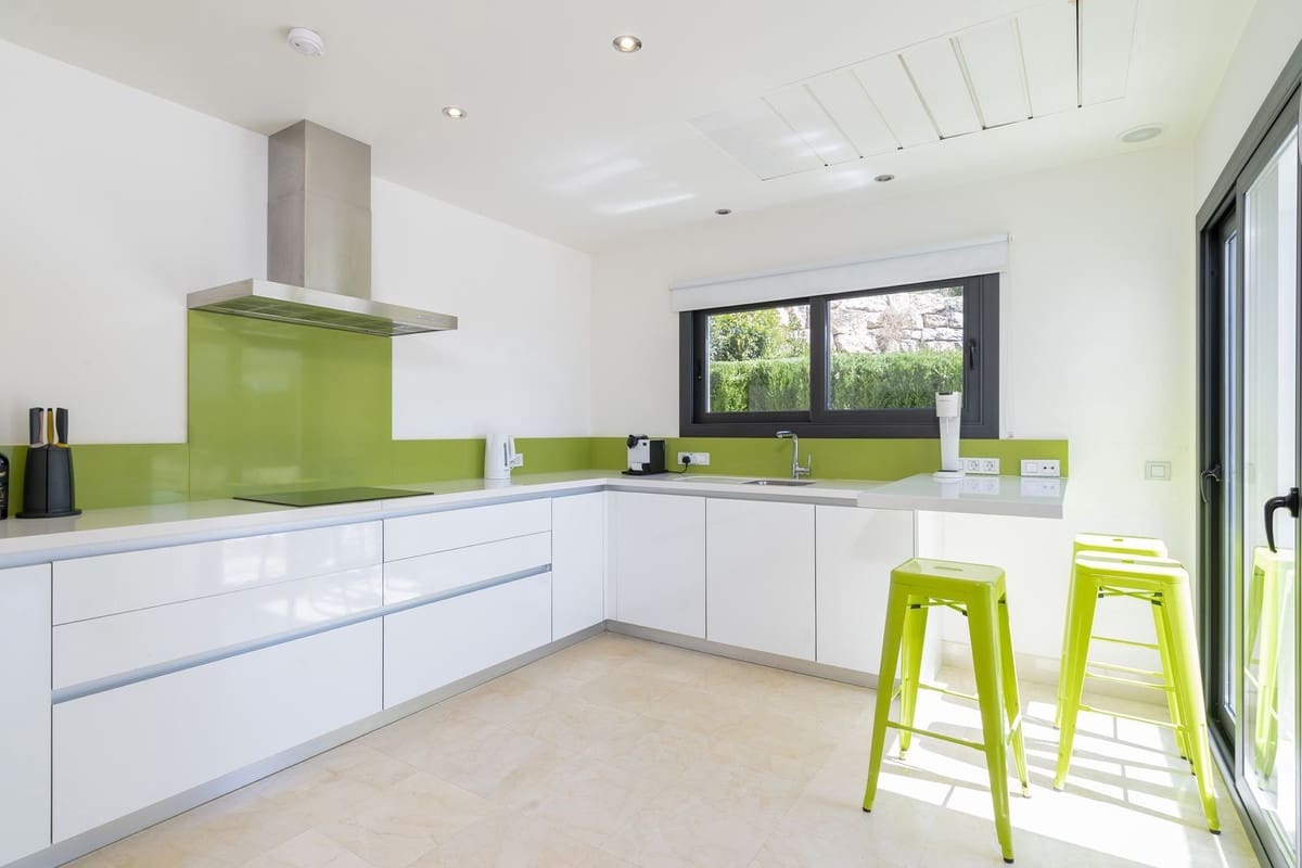 5 bedroom Villa for sale in Benahavis with pool garage - € 1,499,000 (Ref: 7090703)