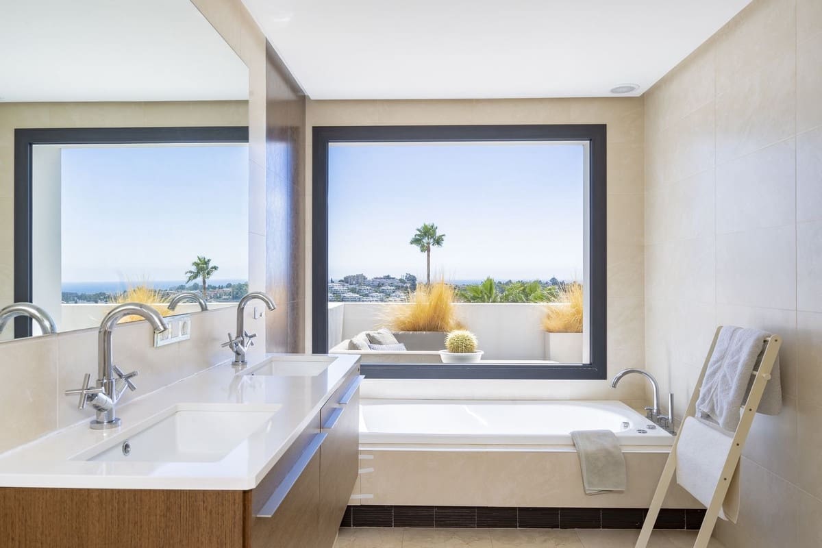 5 bedroom Villa for sale in Benahavis with pool garage - € 1,499,000 (Ref: 7090703)