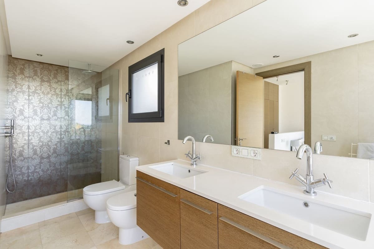 5 bedroom Villa for sale in Benahavis with pool garage - € 1,499,000 (Ref: 7090703)