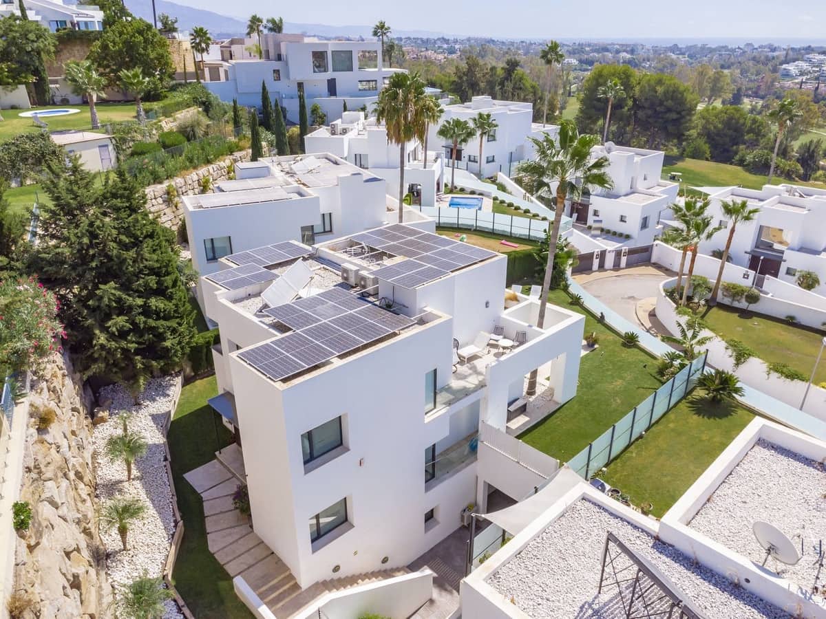 5 bedroom Villa for sale in Benahavis with pool garage - € 1,499,000 (Ref: 7090703)