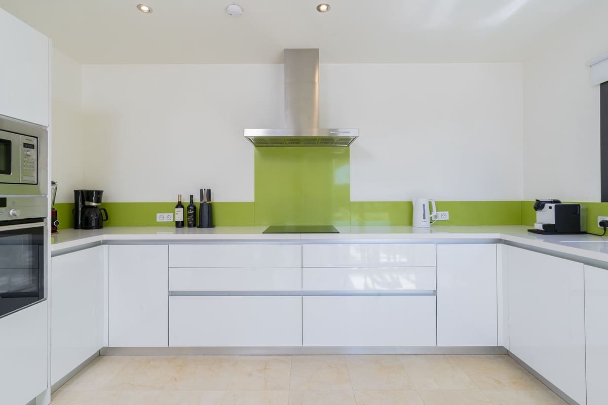 5 bedroom Villa for sale in Benahavis with pool garage - € 1,499,000 (Ref: 7090703)