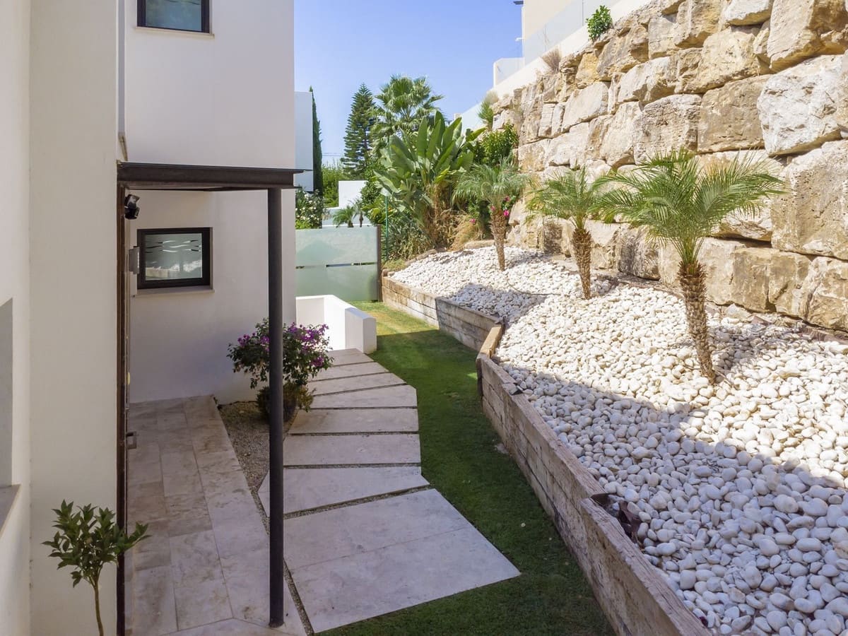 5 bedroom Villa for sale in Benahavis with pool garage - € 1,499,000 (Ref: 7090703)