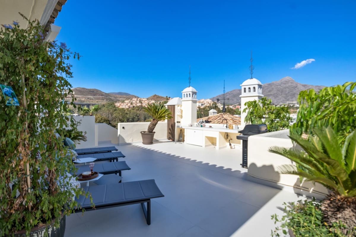 3 bedroom Apartment for sale in Marbella with pool garage - € 2,300,000 (Ref: 7143073)