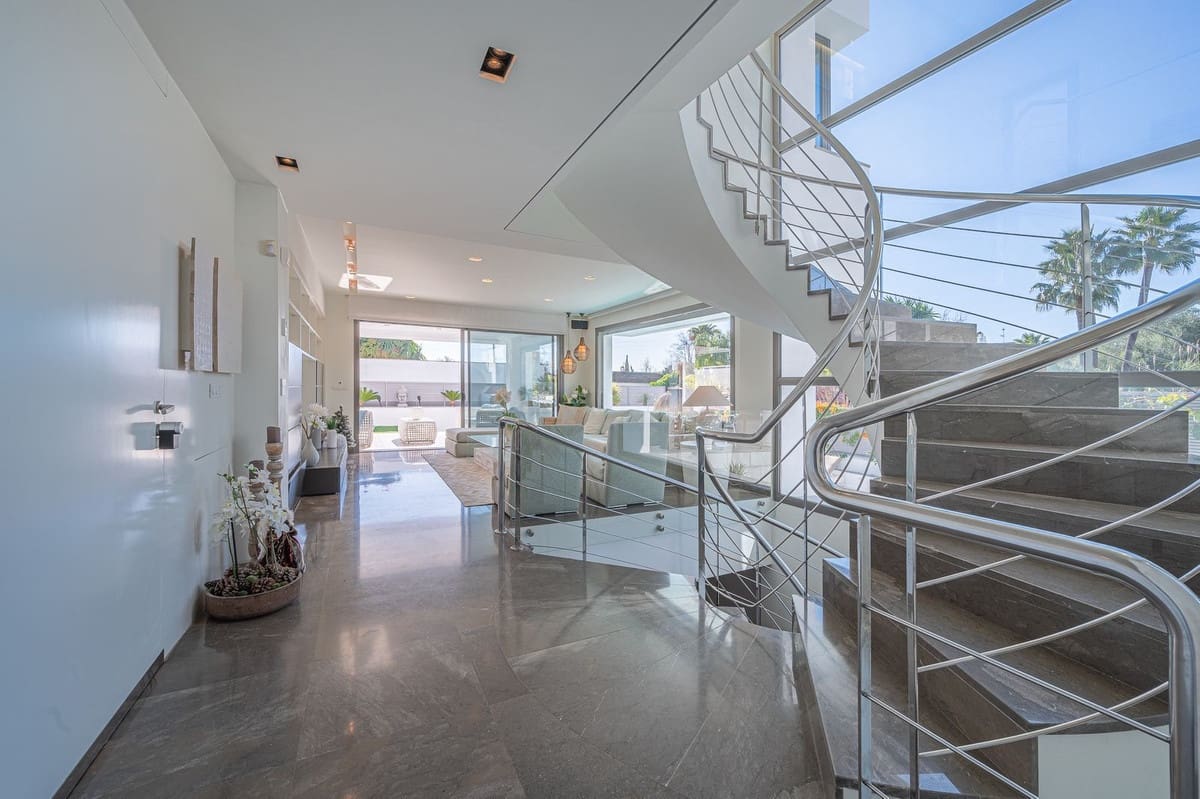 4 sypialnia Willa na sprzedaż w Marbella z basenem garażem - 2 850 000 € (Ref: 7373864)