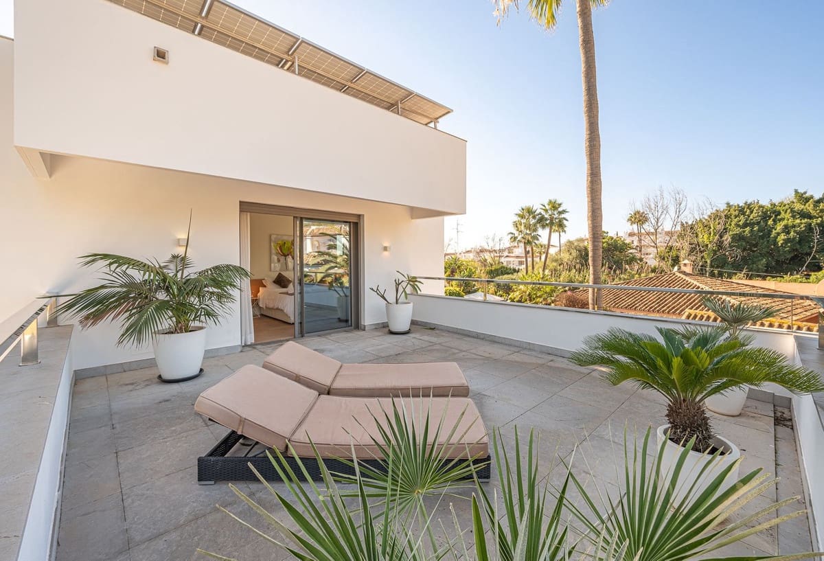 4 sypialnia Willa na sprzedaż w Marbella z basenem garażem - 2 850 000 € (Ref: 7373864)