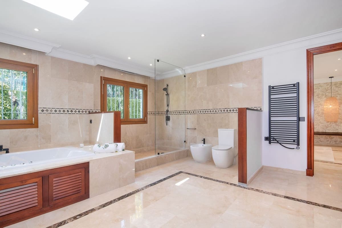 5 sypialnia Willa na sprzedaż w Marbella z basenem garażem - 2 295 000 € (Ref: 7546099)