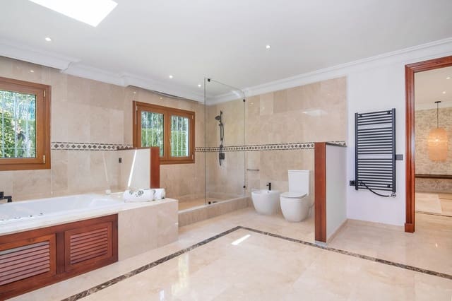 5 sypialnia Willa na sprzedaż w Marbella z basenem garażem - 2 295 000 € (Ref: 7546099)