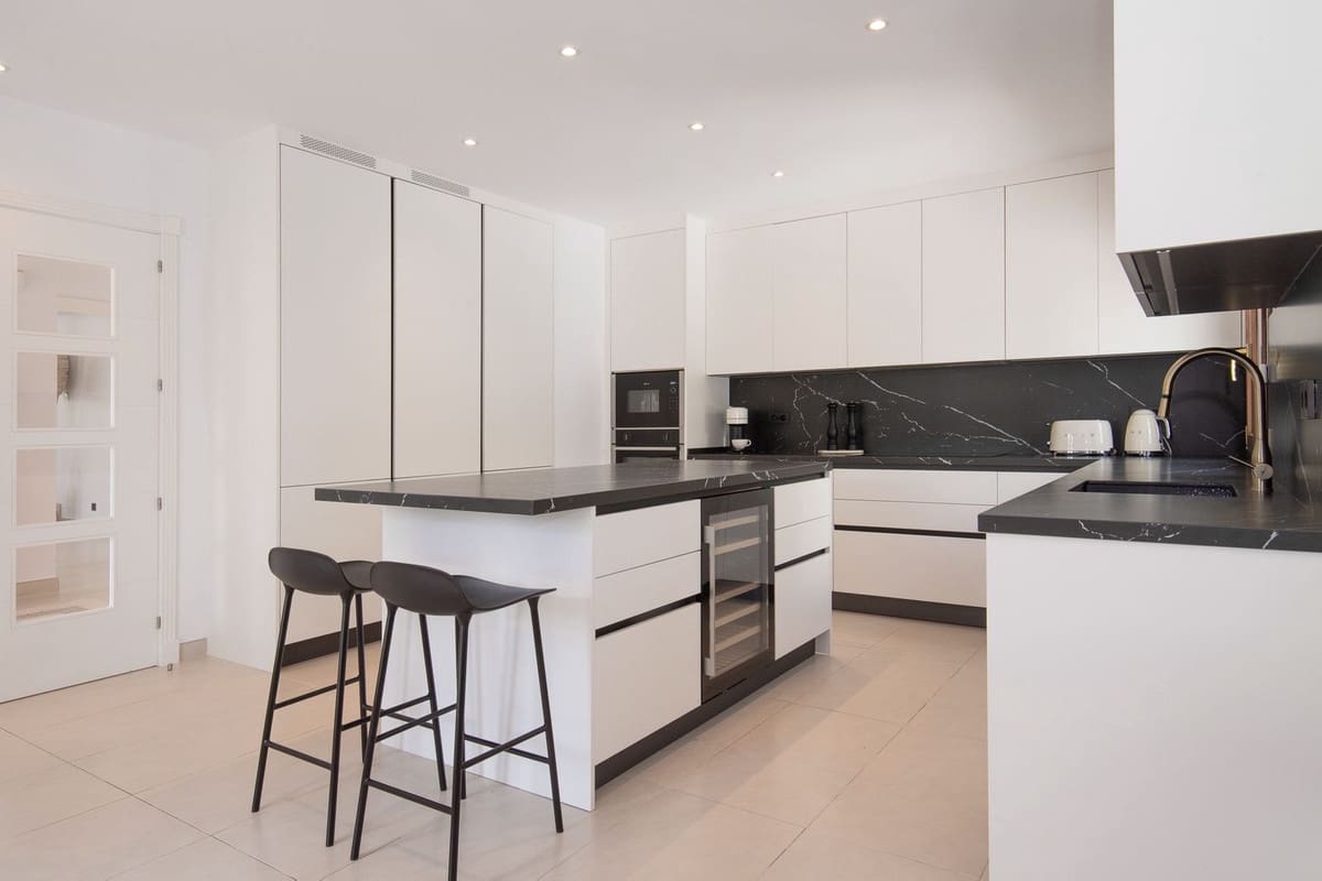 5 sypialnia Willa na sprzedaż w Marbella z basenem garażem - 2 295 000 € (Ref: 7546099)