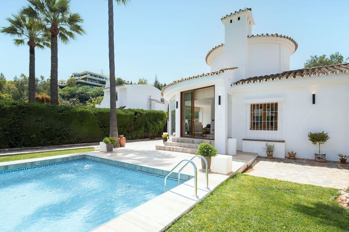 5 bedroom Villa for sale in Marbella with pool garage - € 2,295,000 (Ref: 7546099)