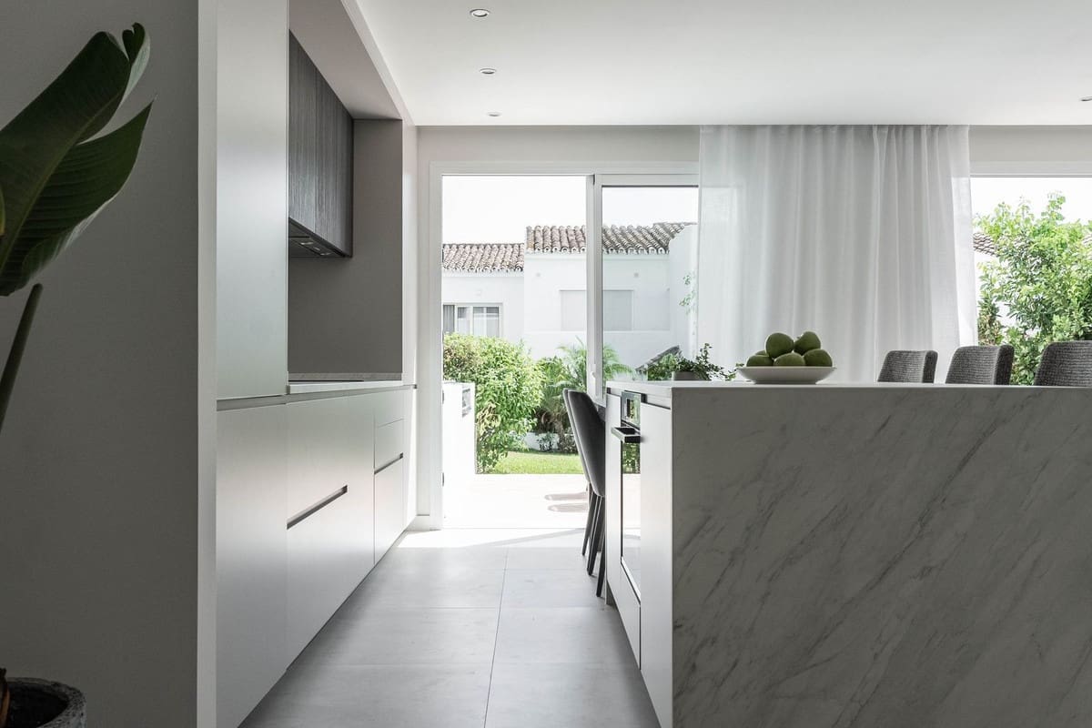 3 sypialnia Dom na sprzedaż w Marbella z basenem garażem - 895 000 € (Ref: 7546116)