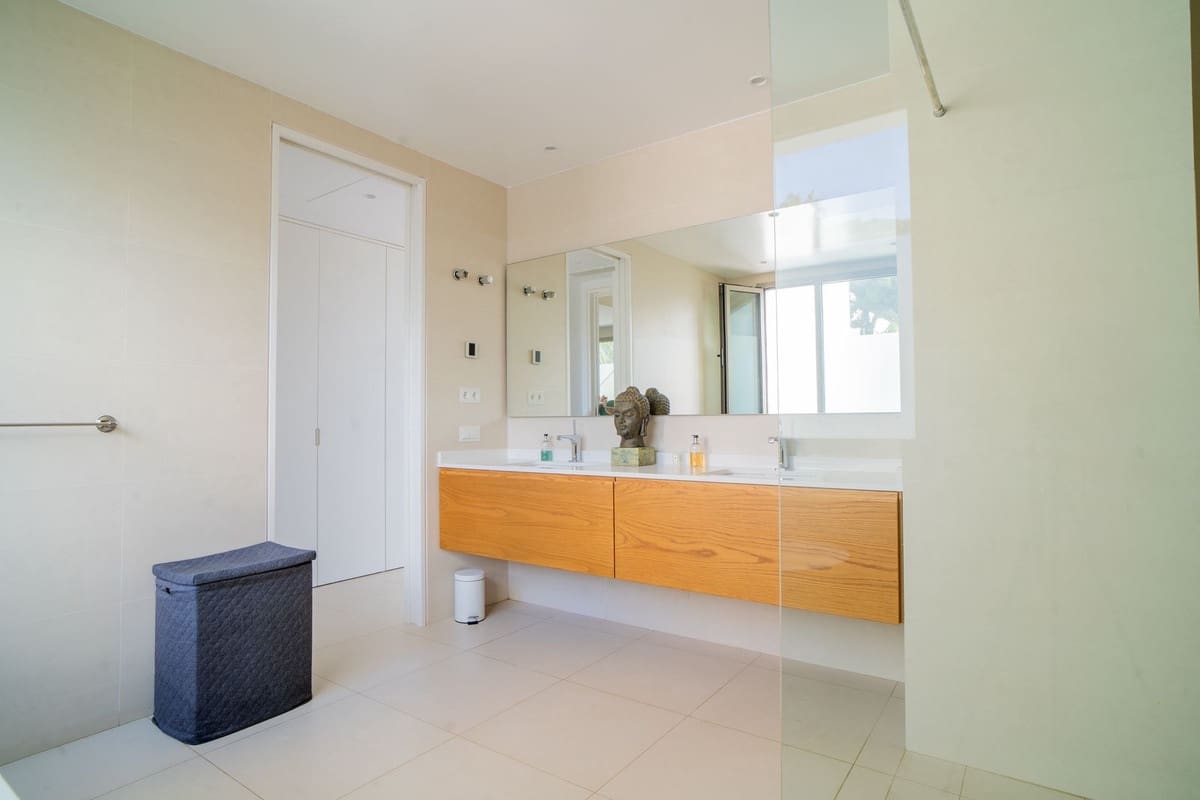 4 bedroom Villa for sale in Marbella with pool garage - € 2,990,000 (Ref: 7546139)