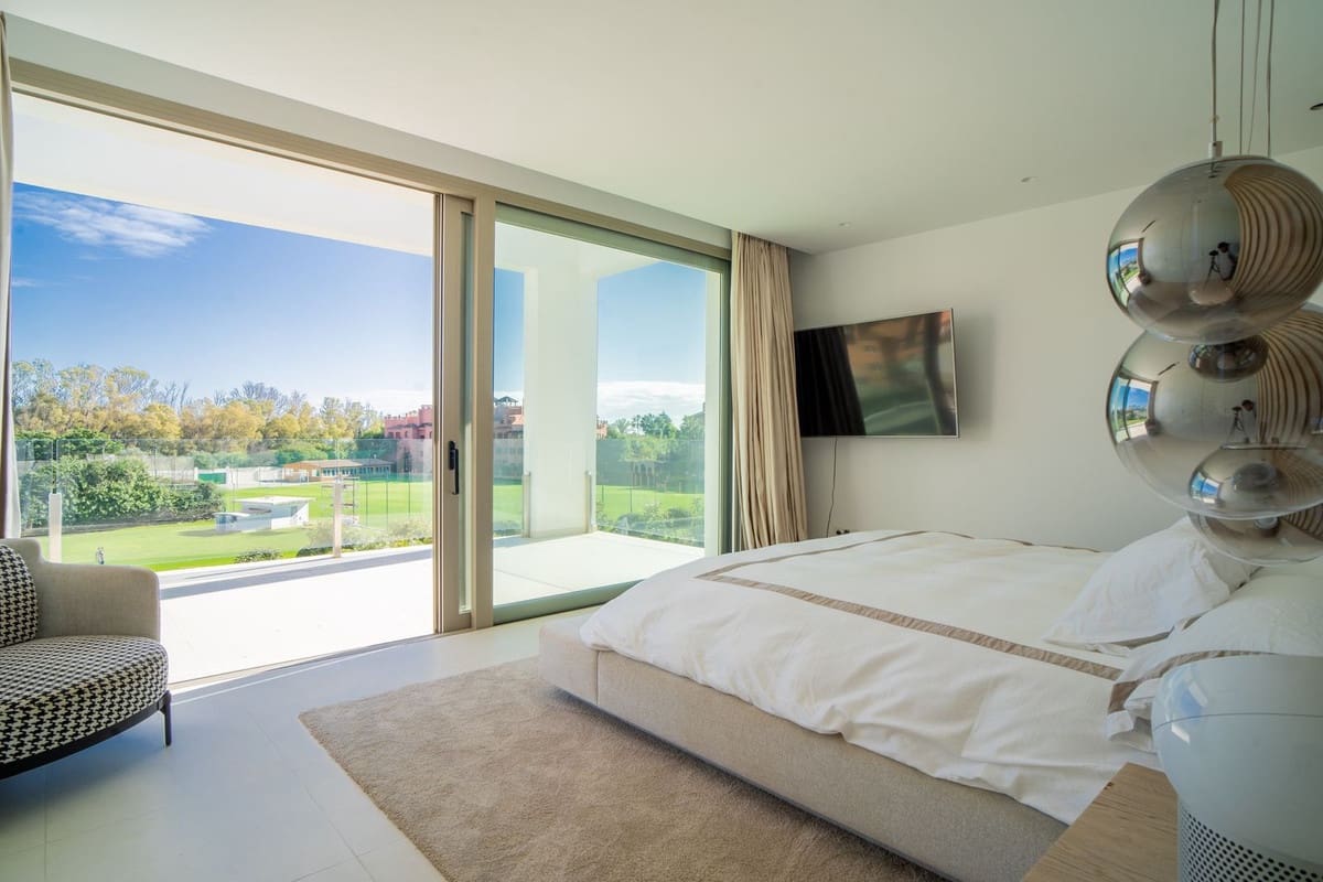 4 bedroom Villa for sale in Marbella with pool garage - € 2,990,000 (Ref: 7546139)