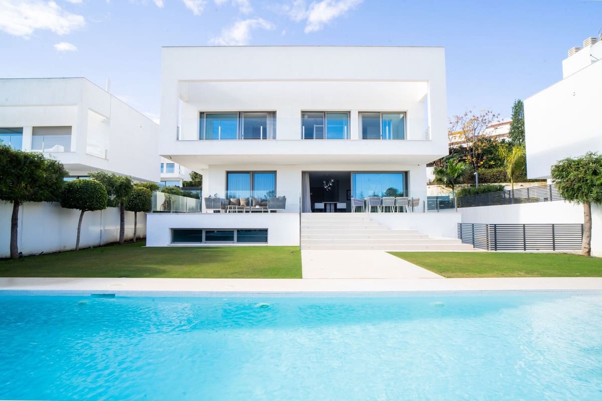 4 bedroom Villa for sale in Marbella with pool garage - € 2,990,000 (Ref: 7546139)