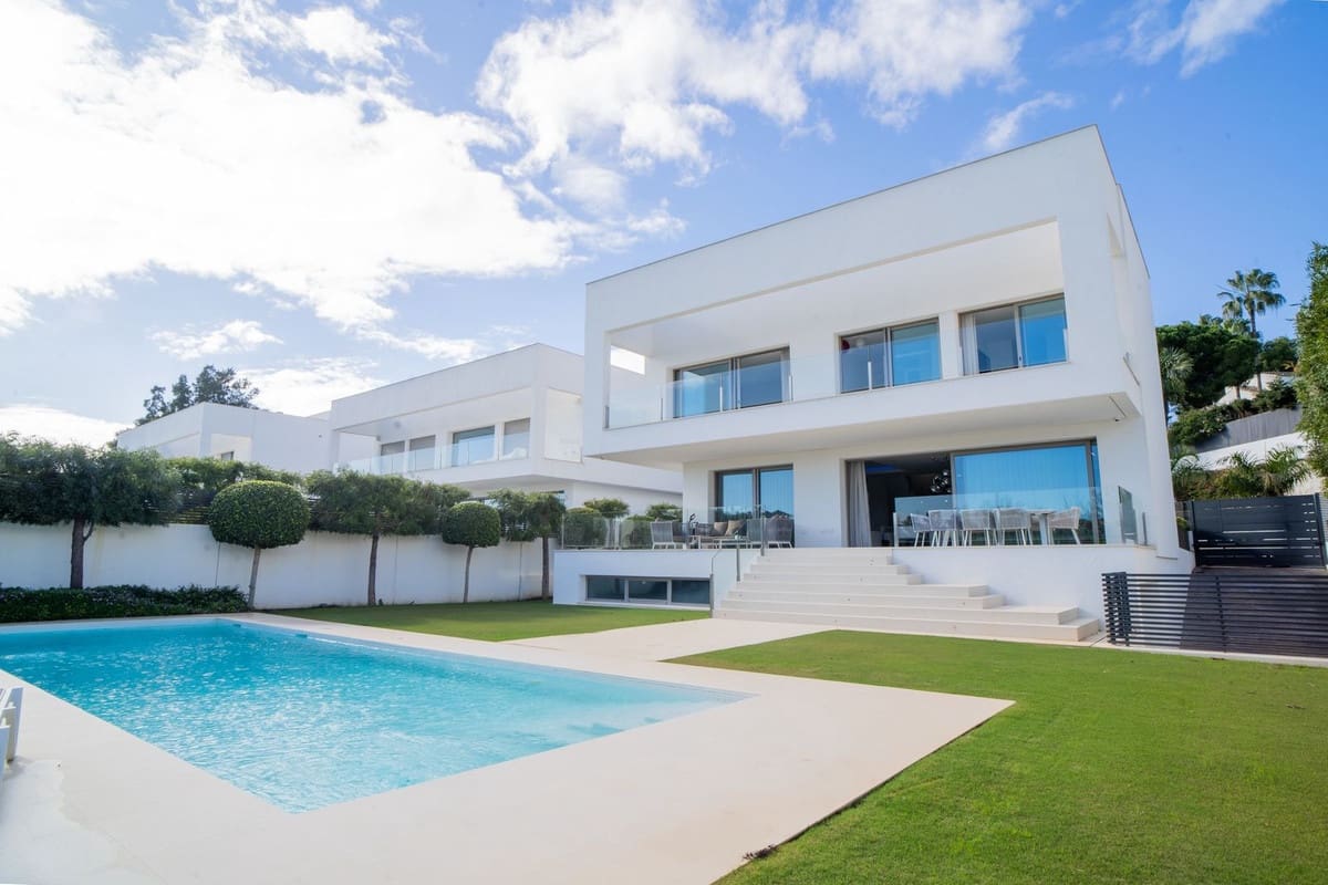 4 bedroom Villa for sale in Marbella with pool garage - € 2,990,000 (Ref: 7546139)