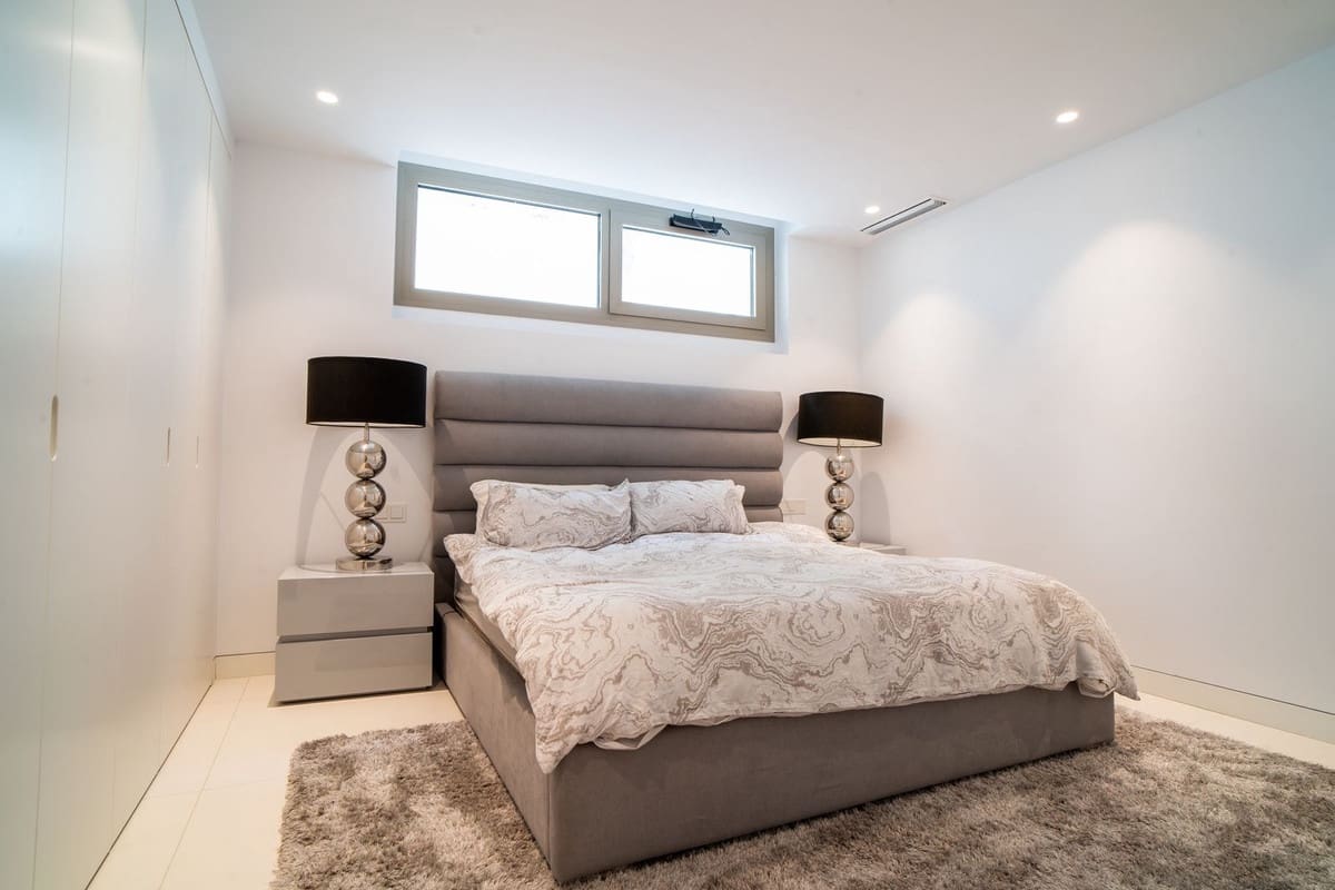 4 bedroom Villa for sale in Marbella with pool garage - € 2,990,000 (Ref: 7546139)