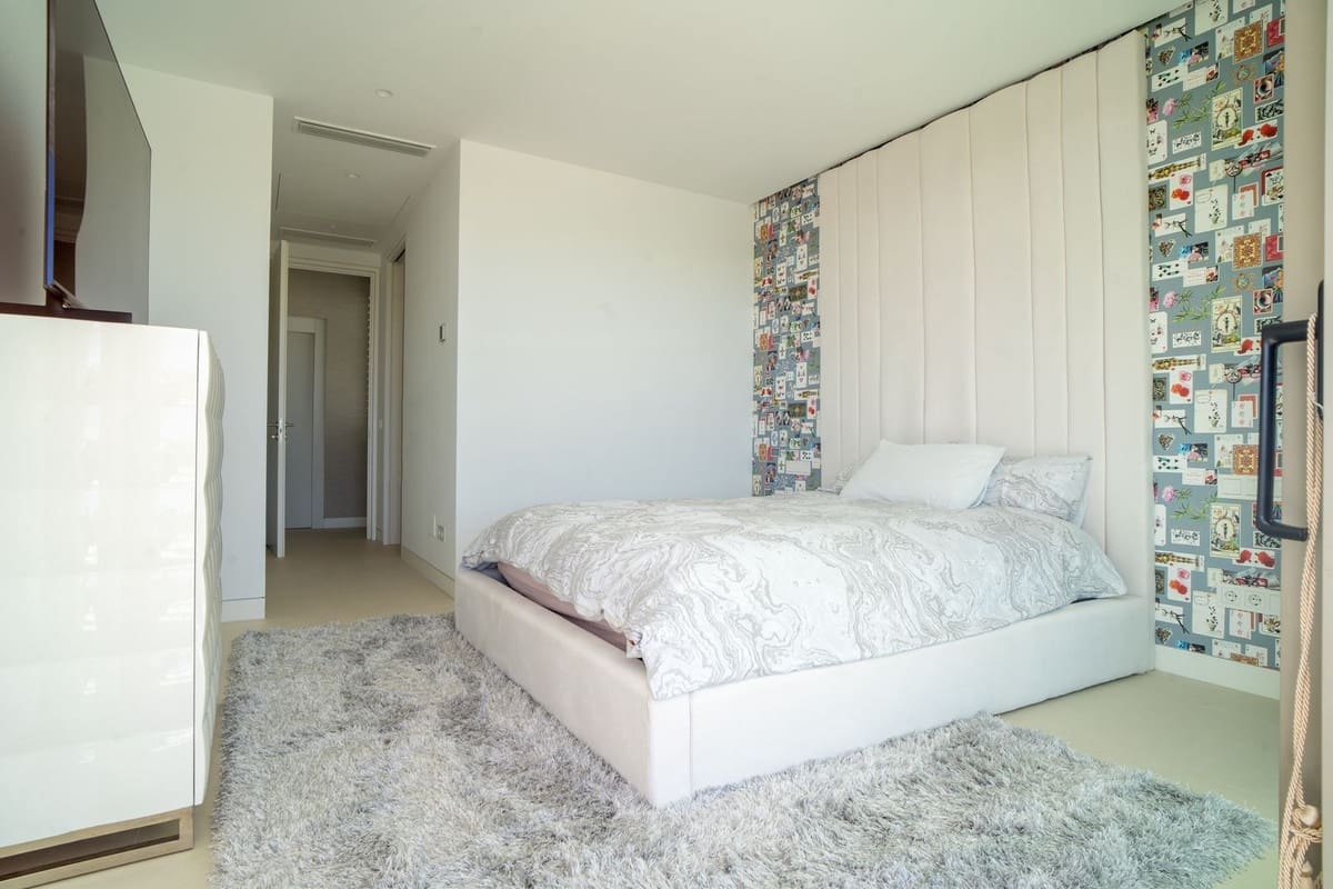 4 bedroom Villa for sale in Marbella with pool garage - € 2,990,000 (Ref: 7546139)