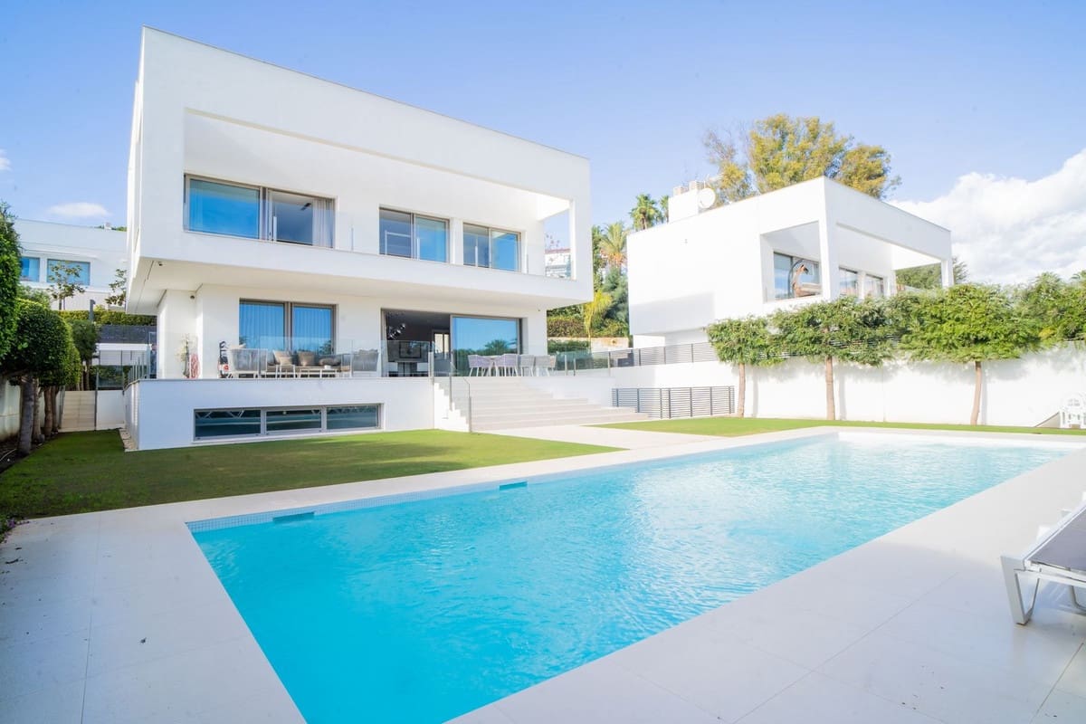 4 bedroom Villa for sale in Marbella with pool garage - € 2,990,000 (Ref: 7546139)