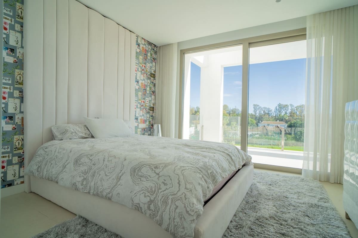 4 bedroom Villa for sale in Marbella with pool garage - € 2,990,000 (Ref: 7546139)