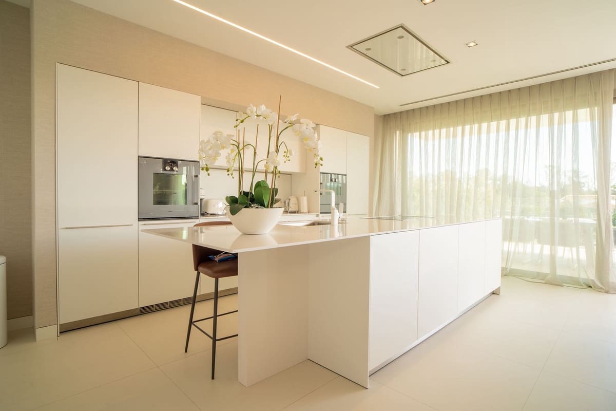 4 bedroom Villa for sale in Marbella with pool garage - € 2,990,000 (Ref: 7546139)