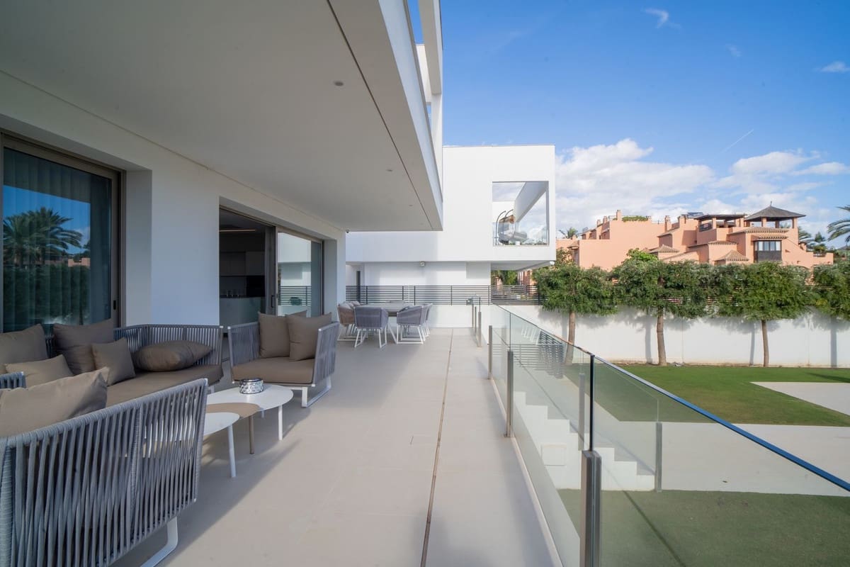 4 bedroom Villa for sale in Marbella with pool garage - € 2,990,000 (Ref: 7546139)