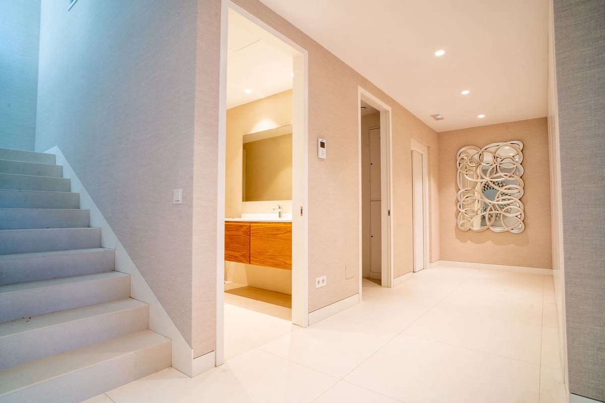 4 bedroom Villa for sale in Marbella with pool garage - € 2,990,000 (Ref: 7546139)