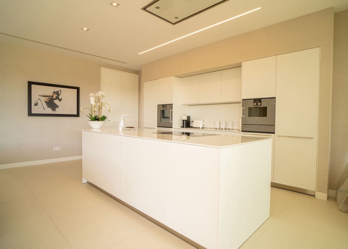 4 bedroom Villa for sale in Marbella with pool garage - € 2,990,000 (Ref: 7546139)