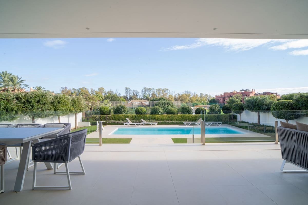 4 bedroom Villa for sale in Marbella with pool garage - € 2,990,000 (Ref: 7546139)