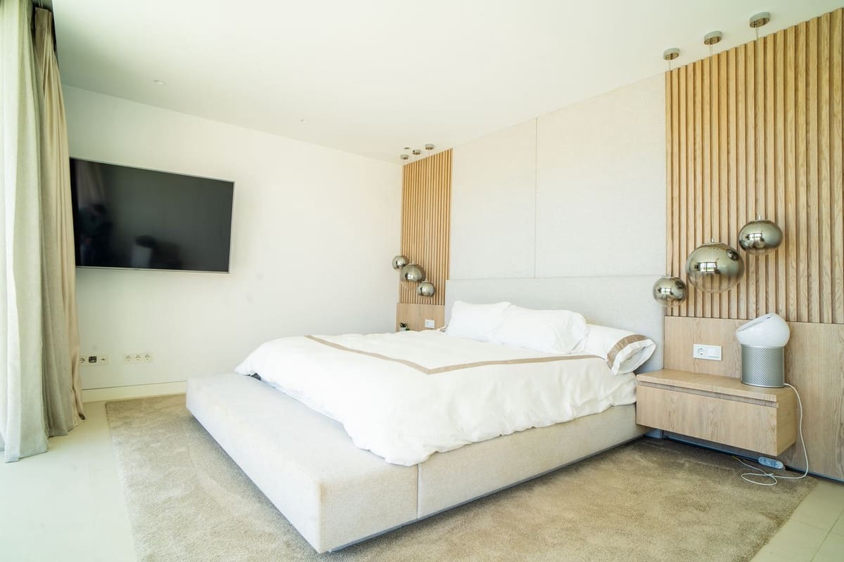 4 bedroom Villa for sale in Marbella with pool garage - € 2,990,000 (Ref: 7546139)