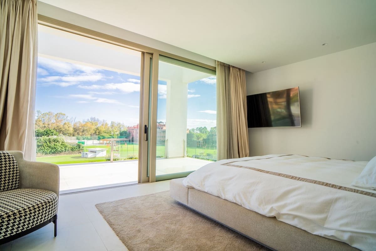 4 bedroom Villa for sale in Marbella with pool garage - € 2,990,000 (Ref: 7546139)