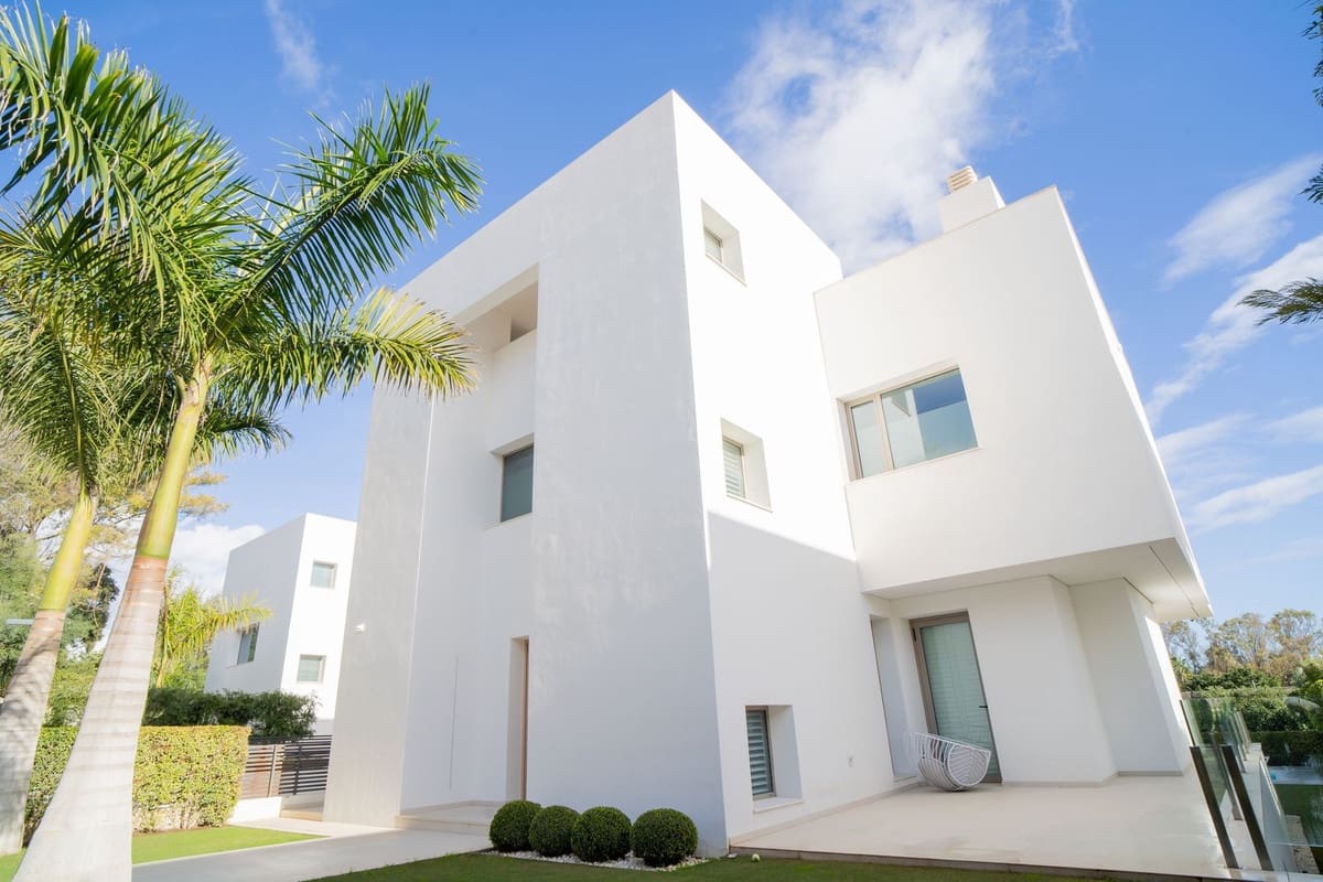 4 bedroom Villa for sale in Marbella with pool garage - € 2,990,000 (Ref: 7546139)