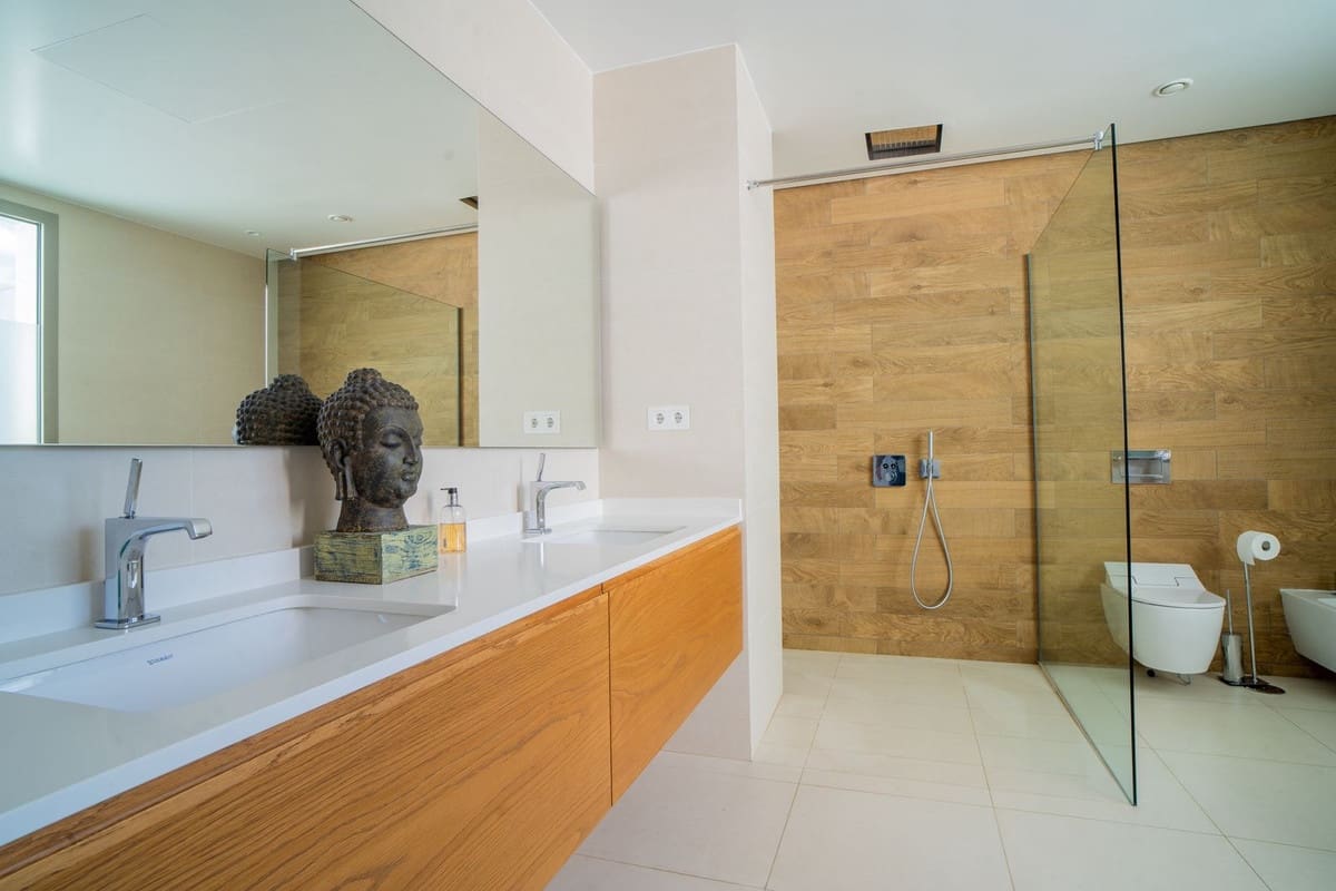 4 bedroom Villa for sale in Marbella with pool garage - € 2,990,000 (Ref: 7546139)