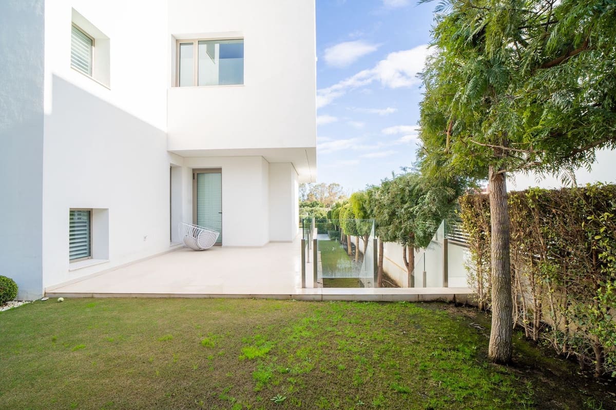 4 bedroom Villa for sale in Marbella with pool garage - € 2,990,000 (Ref: 7546139)