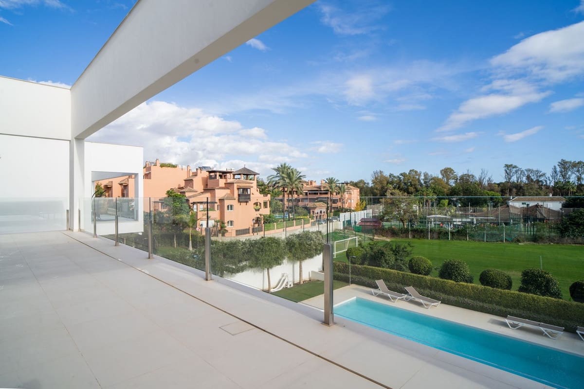 4 bedroom Villa for sale in Marbella with pool garage - € 2,990,000 (Ref: 7546139)