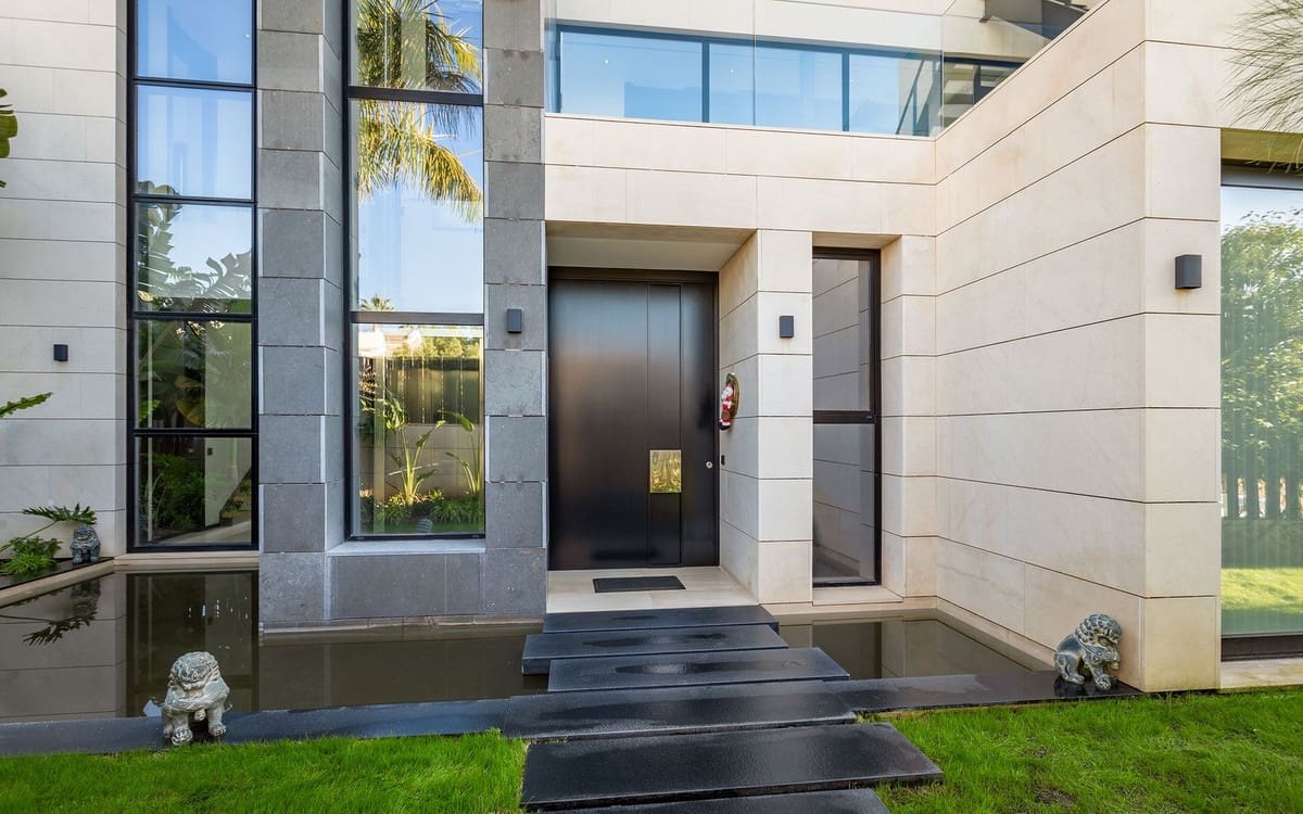 7 soverom Villa til salgs i Nueva Andalucia med svømmebasseng garasje - € 4 995 000 (Ref: 7546144)