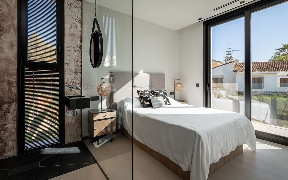 7 soverom Villa til salgs i Nueva Andalucia med svømmebasseng garasje - € 4 995 000 (Ref: 7546144)