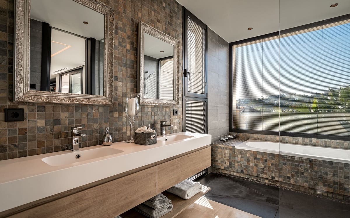 7 soverom Villa til salgs i Nueva Andalucia med svømmebasseng garasje - € 4 995 000 (Ref: 7546144)