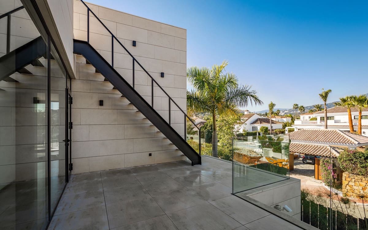 7 soverom Villa til salgs i Nueva Andalucia med svømmebasseng garasje - € 4 995 000 (Ref: 7546144)