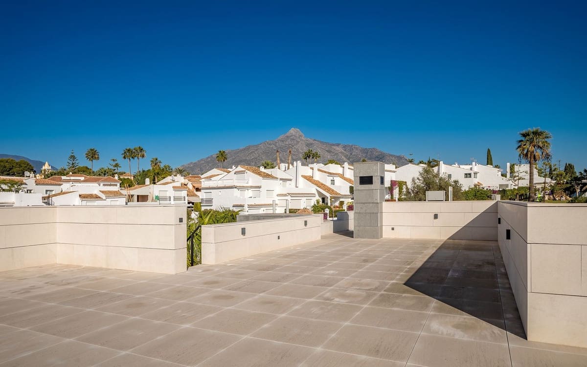 7 soverom Villa til salgs i Nueva Andalucia med svømmebasseng garasje - € 4 995 000 (Ref: 7546144)
