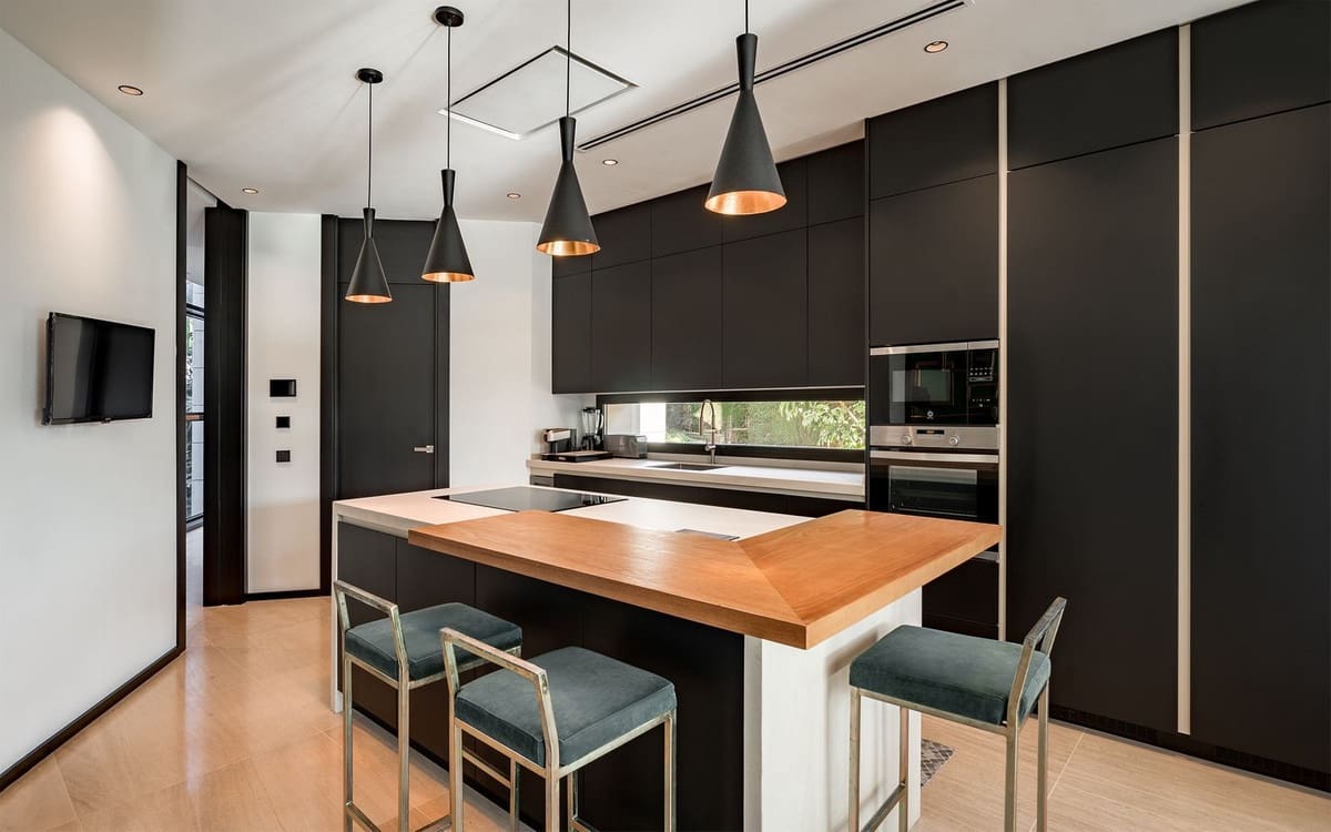 7 soverom Villa til salgs i Nueva Andalucia med svømmebasseng garasje - € 4 995 000 (Ref: 7546144)