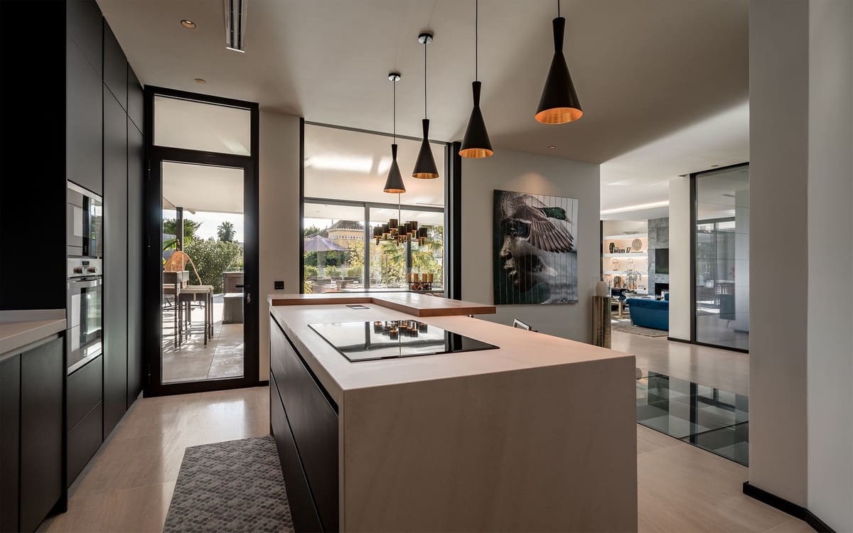 7 soverom Villa til salgs i Nueva Andalucia med svømmebasseng garasje - € 4 995 000 (Ref: 7546144)