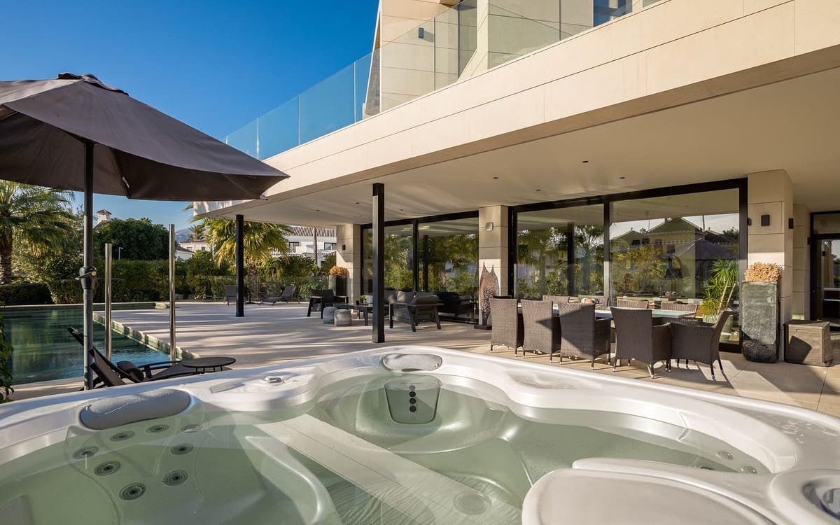 7 soverom Villa til salgs i Nueva Andalucia med svømmebasseng garasje - € 4 995 000 (Ref: 7546144)