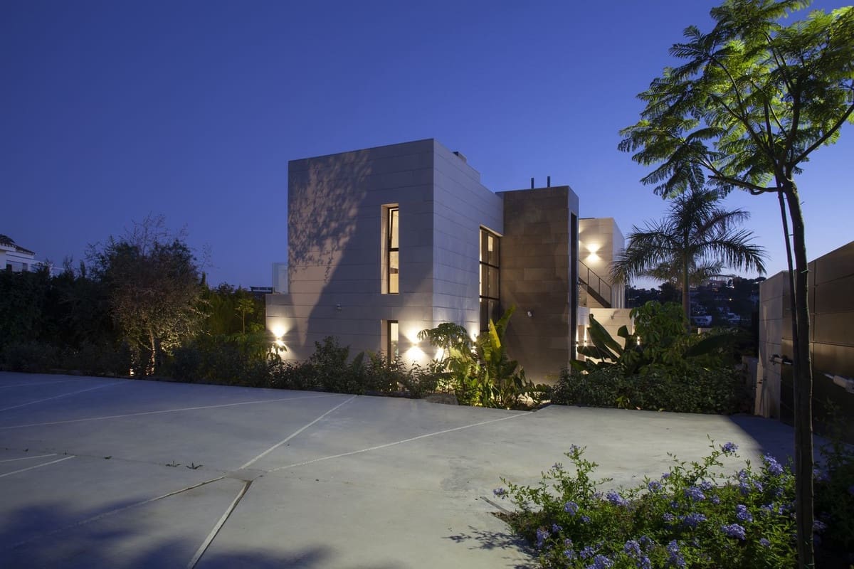 7 soverom Villa til salgs i Nueva Andalucia med svømmebasseng garasje - € 4 995 000 (Ref: 7546144)