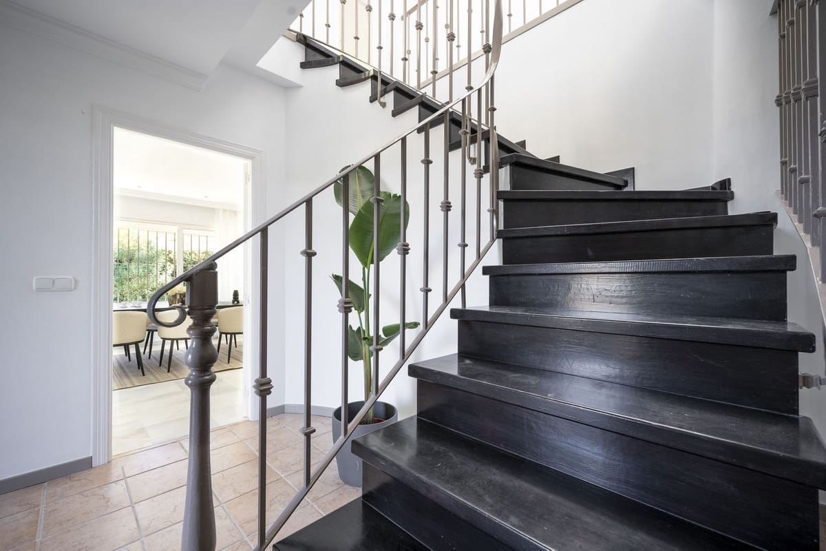 5 bedroom Villa for sale in Nueva Andalucia with pool garage - € 2,300,000 (Ref: 7546150)