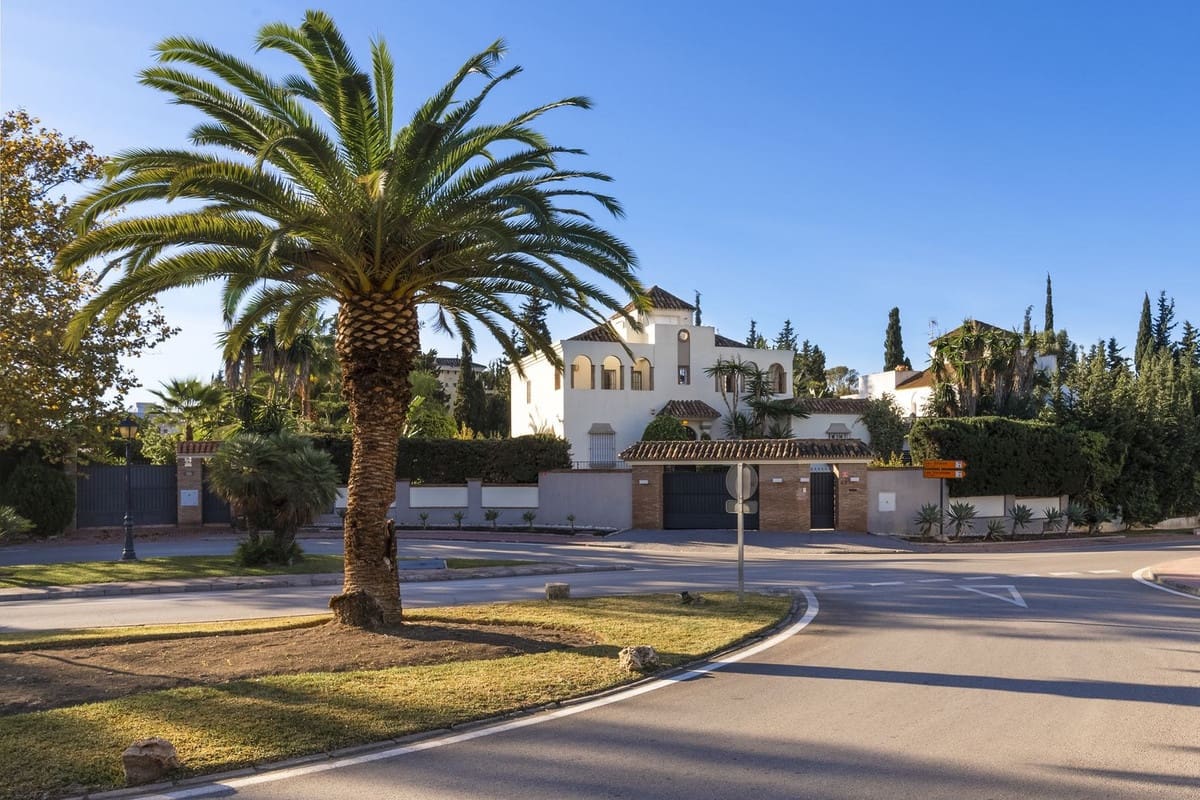 5 bedroom Villa for sale in Nueva Andalucia with pool garage - € 2,300,000 (Ref: 7546150)
