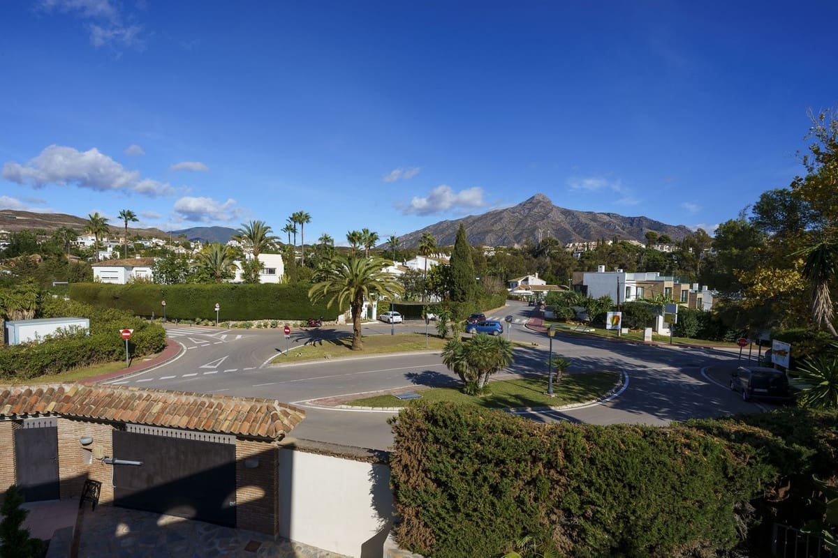 5 bedroom Villa for sale in Nueva Andalucia with pool garage - € 2,300,000 (Ref: 7546150)