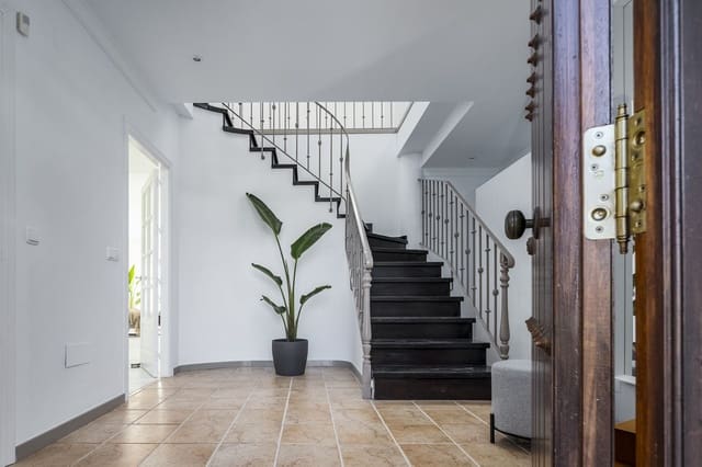 5 makuuhuone Huvila myytävänä paikassa Nueva Andalucia, Marbella mukana uima-altaan 
autotalli - 2 300 000 € (Ref: 7546150)